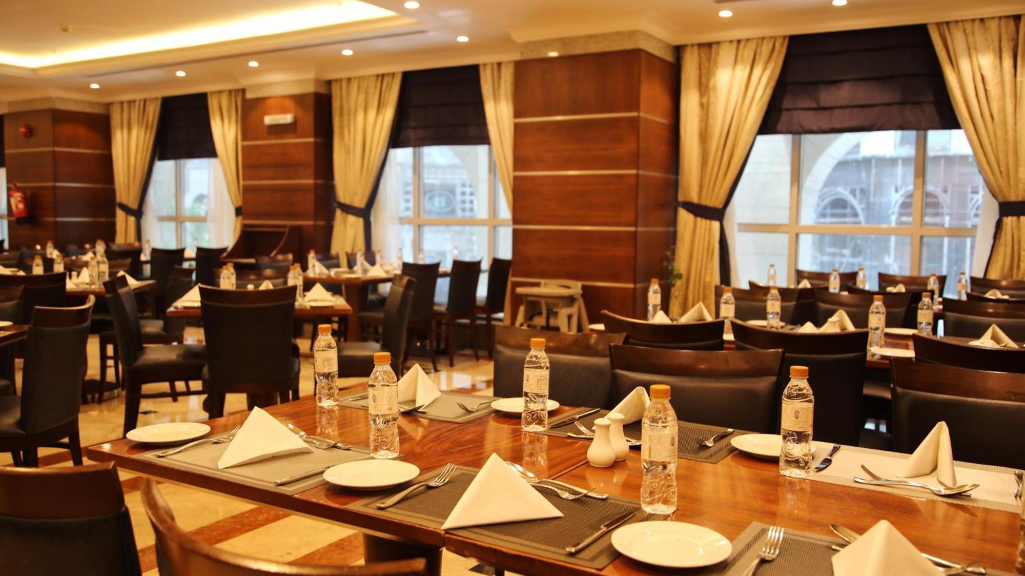 אל-מדינה Nozol Royal Inn Hotel מראה חיצוני תמונה